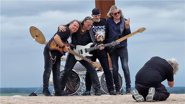 Ancient Curse aus unserer Region wird mit Metal-Sound jetzt zur großen Nummer  Die Video-Dreharbeiten zum Song „Forevermore“ der Band Ancient Curse fanden in der Festung Grauerort in Stade statt.