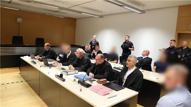 Die vier Angeklagten sollen laut Anklage des Generalbundesanwalts die Eisenacher Neonazi-Kampfsportgruppe „Knockout 51“ gegründet und dort Mitglieder gewesen sein.