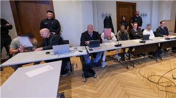 Die Verteidiger Alexander Ukat (2.v.l), Phillip Kaiser (3.v.l), Pascal Ackermann (6.v.l) und Matthias Steppuhn (8.v.l) besprechen sich beim Prozessauftakt mit ihren Mandanten, den vier Angeklagten. 