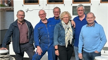 Die vier frischgebackenen Dampfmaschinisten und Ihre beiden Lehrer auf dem Vordeck des „schwimmenden Klassenzimmers:Carsten Clausen, Peter Bergmann, Chief Wolfgang Graf, Doris Lilkendey, Wolfgang Treichel und Chief Ralf Schaefer.