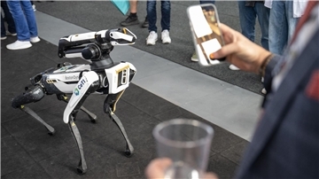 Die vierbeinigen „Spot“-Roboter, die an einen großen Hund erinnern, werden für Otto unter anderem Tunnel inspizieren, Geräte-Anzeigen ablesen und am Geräusch Gas- oder Druckluft-Lecks entdecken.