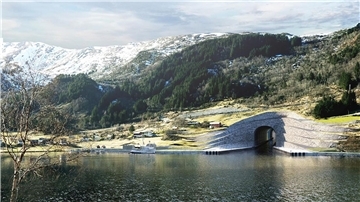 Visualisierung des geplanten Stad-Schiffstunnels in Norwegen mit Tunneleingang an einem Berghang, davor ein Schiff auf dem Wasser, umgeben von bewaldeten Hängen und schneebedeckten Bergen.
