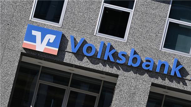 Darum gibt es nachts kein Geld mehr bei der Volksbank Cuxhaven Das Logo einer Volksbank ist an einer Filiale in Stuttgart angebracht.