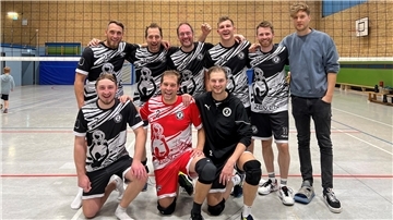 Männer in Sporttrikots stehen in zwei Reihen hintereinander.