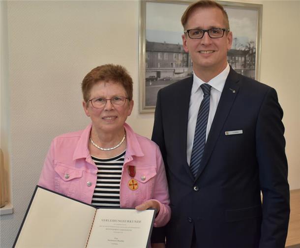 Hohe Auszeichnung für die Nordenhamer Sozialdemokratin Heidi Brunßen Verdienstmedaille, Heido Brunßen, Stephan Siefken
