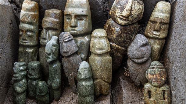 Die vom Nationalen Institut für Anthropologie und Geschichte (INAH) zur Verfügung gestellte Aufnahme zeigt Skulpturen als Teil eines archäologischen Fundes.