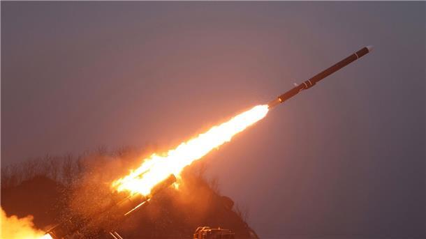 Nordkorea vermeldet Test von Sprengköpfen und Raketen Die von der staatlichen nordkoreanischen Nachrichtenagentur KCNA zur Verfügung gestellte Aufnahme zeigt den Test eines Marschflugkörpers im Januar.