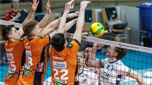 Die Vorderspieler führen einen Block durch und wehren den Ball ab.