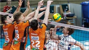 Die Vorderspieler führen einen Block durch und wehren den Ball ab.