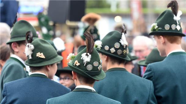 Auf der ersten Wiesn nach Corona wird weniger Bier getrunken Die Vorfreude war groß auf das erste Oktoberfest nach der Pandemie - doch trübes Wetter belastet bislang das Geschäft von Zeltbesitzern und Schaustellern.