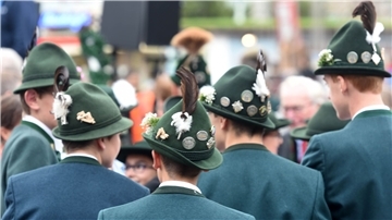 Die Vorfreude war groß auf das erste Oktoberfest nach der Pandemie - doch trübes Wetter belastet bislang das Geschäft von Zeltbesitzern und Schaustellern.