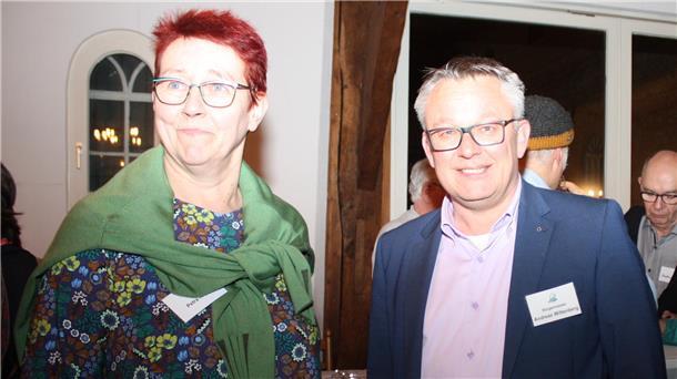 Die Vorsitzende der Unternehmensgemeinschaft Hagen (Uhib) Petra Klipp (links) und Bu¨rgermeister Andreas Wittenberg (rechts) begru¨ßten gemeinsam die Ga¨ste zum traditionellen Neujahrsempfang im Hermann-Allmers-Haus.