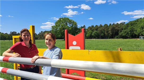 Die Vorsitzende des Reitvereins Beverstedt, Imke Bischoff (r.), und ihre Stellvertreterin Sabine Kruse freuen sich auf das bevorstehende Reitturnier.