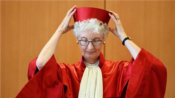 Grünes Licht für neues Wahlrecht - mit einer Einschränkung Die Vorsitzende es Zweiten Senats verkündet aber auch eine grundlegende Änderung: Die Fünf-Prozent-Hürde gilt nur mit bestimmten Maßgaben fort.