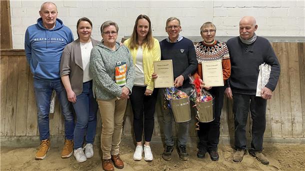 Die Vorsitzende Jessica Riethmüller (2. v. links) und die zweite Vorsitzende Pia Willkomm (4. v. links) mit den geehrten Mitgliedern Günter Mahler (v.l.), Dagmar Abel, Claus-Heinrich Bohlmann, Claudia Zimmermann und Herbert Mahler.