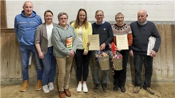 Die Vorsitzende Jessica Riethmüller (2. v. links) und die zweite Vorsitzende Pia Willkomm (4. v. links) mit den geehrten Mitgliedern Günter Mahler (v.l.), Dagmar Abel, Claus-Heinrich Bohlmann, Claudia Zimmermann und Herbert Mahler.