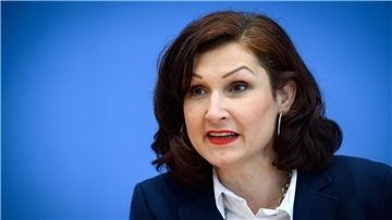 „Die Vorstellung, dass es mehr Geschlechter als zwei gibt, sollte niemanden in Panik versetzen“, sagt Ferda Ataman.