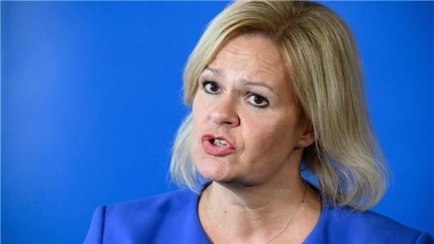 Die vorübergehende Wiedereinführung von Binnengrenzkontrollen im Schengen-Raum ist laut dem Bundesinnenministerium unter Nancy Faeser (SPD) nur das allerletzte Mittel.