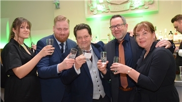 Die Vowinkels (v.l.) Kim, Daryn, Dirk und Birthe mit Sieger Richard von Cruxland (Mitte).