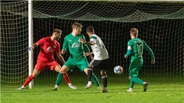 Die VSK-Spieler müssen tatenlos mit ansehen, wie der Abstauber von Malik Gueye zum 1:0 im Tor landet.