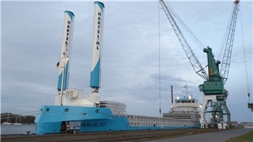 Die „Waalvliet“ machte am Wochenende in Bremerhaven fest. Das Hybrid-Frachtschiff nutzt ein Windsegel-System und spart damit deutlich Treibstoff. 