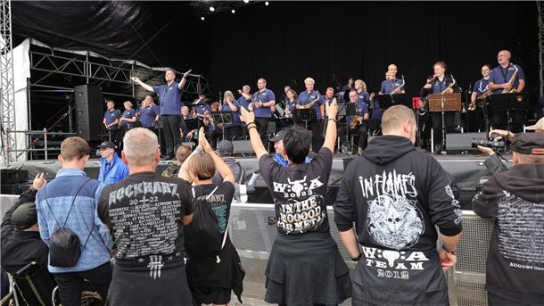 Die „Wacken Firefighters“ spielen zur Eröffnung auf einer der Bühnen auf dem Festivalgelände.