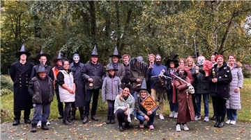 Eine Gruppe von Menschen in Halloween-Verkleidung. Die Waddenser stimmen sich auf ihr Geisterfest ein.