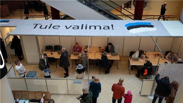 Die Wahlbeteiligung lag nach vorläufigen Angaben der Wahlkommission bei 63,7 Prozent.