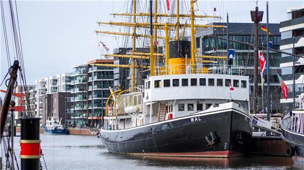 Die „Wal“ liegt im Neuen Hafen von Bremerhaven.