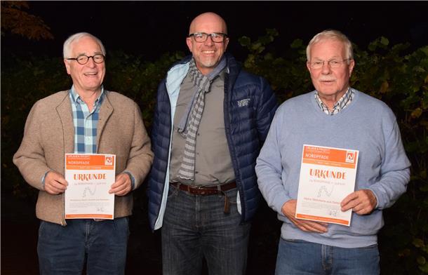 Wandern auf den 24 Nordpfaden grenzt bei Selsingern an Sucht Die "Wanderboys" Martin Grubert (links) und Heinz Mehrkens aus Selsingen meisterten alle 24 Nordpfade und sind die ersten Finisher, denen TouROW-Geschäftsführer Udo Fischer (Mitte) die Nordpfade-Urkunden aus gutem Grund persönlich überreichte.