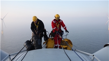 Die Wartung der Offshore-Windräder geht unter besonderen Auflagen weiter.