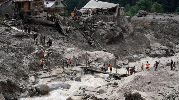 Mehr als 365 Tote nach Sturzfluten in Himalaya-Region Die Wassermassen überraschten Pilger beim Essen. Mindestens 65 Menschen sind in Kaschmir bei einer Sturzflut gestorben.