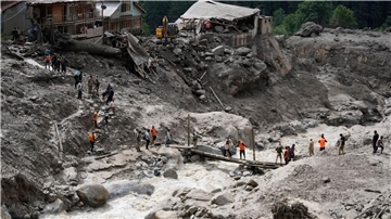 Die Wassermassen überraschten Pilger beim Essen. Mindestens 65 Menschen sind in Kaschmir bei einer Sturzflut gestorben. 