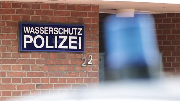 Schwerer Schiffsunfall im Braker Hafen: Kran stürzt auf Baggerschiff Bild eines Hauseingangs mit dem Schild "Wasserschutzpolizei"