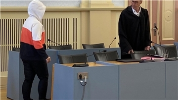 Die wegen Totschlags angeklagte Mutter betritt den Gerichtssaal. 