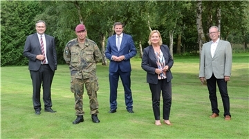 Die Wehrbeauftragte Eva Högl (zweite von rechts) verbrachte am Dienstag acht Stunden in der Fallschirmjägerkaserne Seedorf. Dabei tauschte sie sich auch mit dem Kommandeur, Oberst Eiko Zuckschwerdt (zweiter von links), aus.
