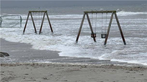 Die Wellen reichten auf Norderney teilweise bis an die Dünen, auch ein Spielplatz stand unter Wasser.