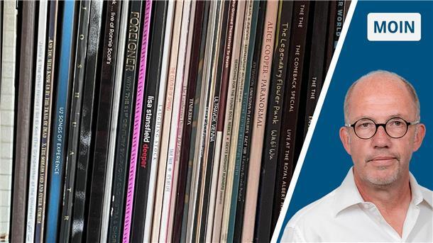 Schallplatten in einem Regal.