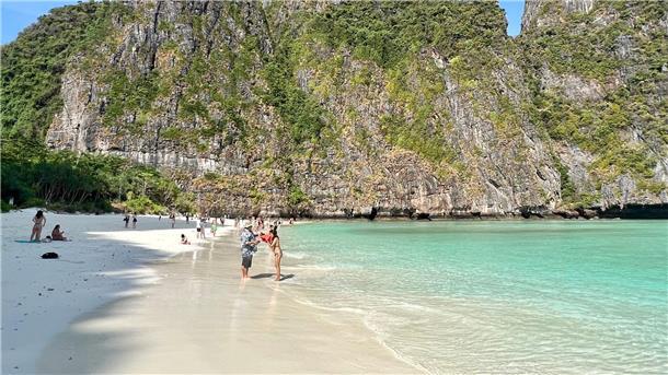 Die weltberühmte Maya Bay am frühen Morgen vor Ankunft der Touristenscharen.