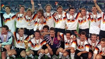 Die Weltmeister von 1990: Während Rudi Völler im Finale gegen Argentinien durchspielte, war dem Ersatzspieler Frank Mill ein Einsatz nicht vorbehalten.