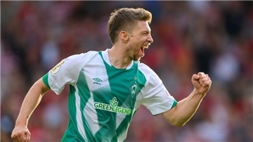 Die Werder-Trikots (hier Mitchell Weiser) sind bei den Fans sehr beliebt.