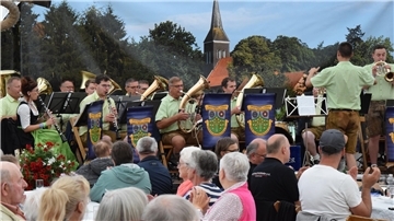 Die Werrataler Musikanten spielen schmissige Blasmusik.