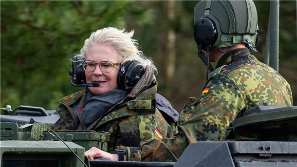 Verteidigungsministerin Lambrecht tritt zurück „Die wertvolle Arbeit der Soldatinnen und Soldaten und der vielen motivierten Menschen im Geschäftsbereich muss im Vordergrund stehen“: Christine Lambrecht.