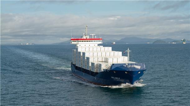 Die „WES Amelie“ war vor zwei Jahren das erste Containerschiff weltweit, das mit flüssigem Erdgas fuhr. Nun soll es auch mit synthetisch hergestelltem Gas fahren.