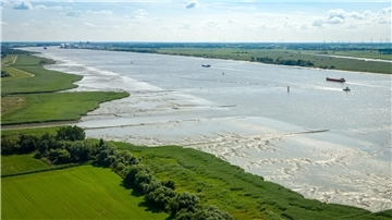 Die Weser zwischen Brake und Nordenham. Wie stark die Uferbereiche verschlickt sind, ist auf dieser Drohenaufnahme deutlich zu sehen.