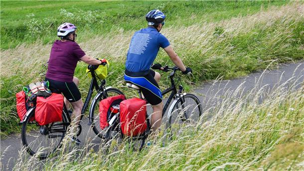 Zwei Fahrradfahrer fahren auf einem Weg