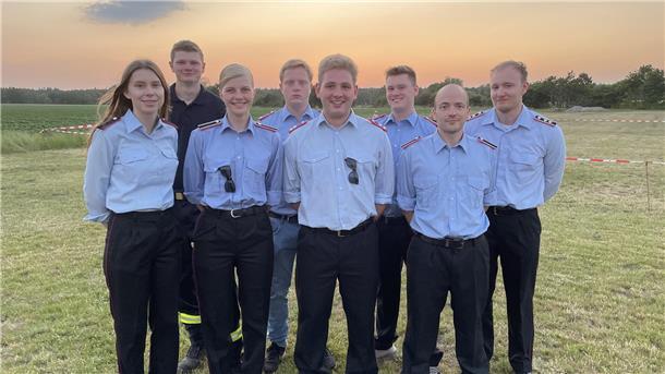Die Wettkampfgruppe der Jugendfeuerwehr aus Freetz gewann die Wettkämpfe, überließ jedoch den Zweitplatzierten aus Mulsum Preis und Pokal.