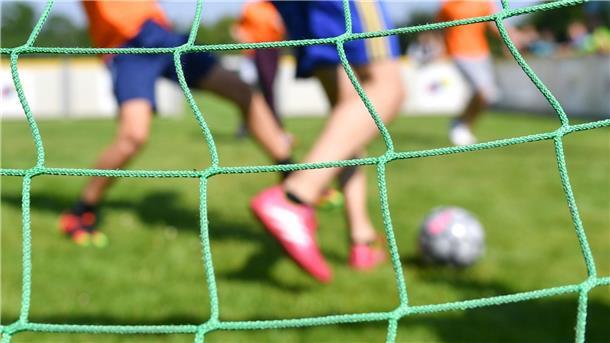 Menschen bewegen sich zu wenig - Deutschland auf gutem Weg Die WHO empfiehlt 150 Minuten Ausdaueraktivität pro Woche bei moderater Intensität. Alternativ wird zu 75 Minuten Aktivität mit hoher Intensität geraten: Fußball spielen etwa.