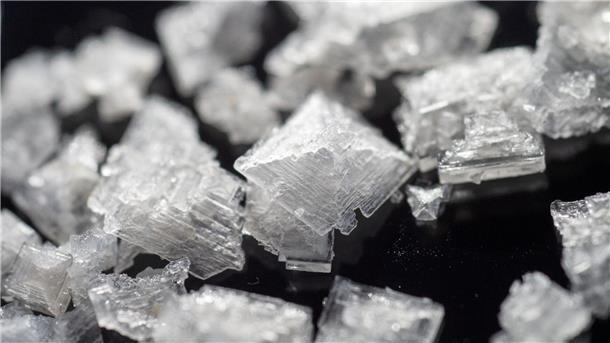 Weniger Salz ist gesünder - WHO verlangt mehr Vorschriften Die WHO empfiehlt Erwachsenen, nicht mehr als zwei Gramm Natrium am Tag zu sich zu nehmen. Das entspricht etwa einem gestrichenen Teelöffel Salz.