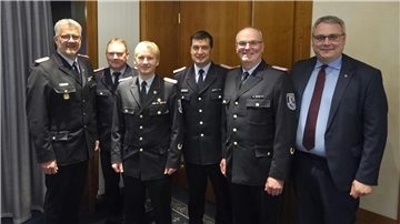 Die wiedergewählten Führungskräfte der Kreisfeuerwehr Rotenburg von links mit Landrat Marco Prietz (rechts): Peter Dettmer, Reiner Harms, Henning Herzig, Nils Schwarz, Jörg Suske.
